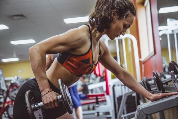 Quels sont les meilleurs exercices de musculation pour tonifier les bras féminins?