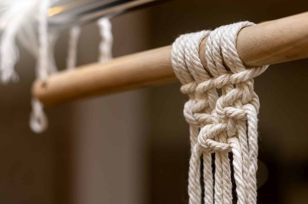 Quels sont les conseils pour s'initier à l'art du macramé pour la décoration intérieure?