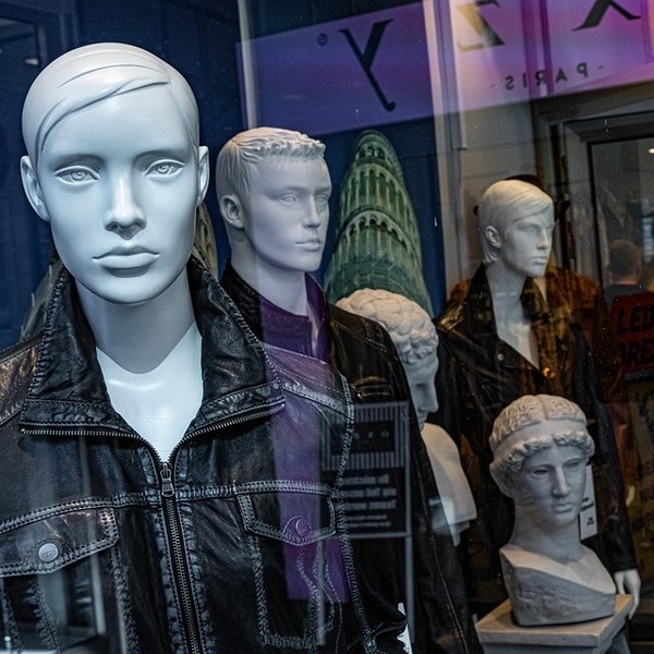Mannequin homme tête stylisée : l'art de la présentation moderne